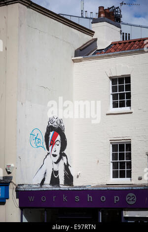 "Banksy" Wandbild Darstellung von Königin Elizabeth II in "Ziggy Stardust" Stil an einer Wand in Bristol. Stockfoto