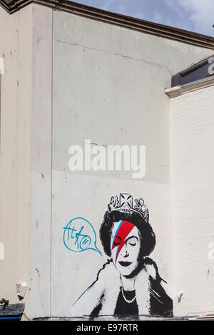 "Banksy" Wandbild Darstellung von Königin Elizabeth II in "Ziggy Stardust" Stil an einer Wand in Bristol. Stockfoto