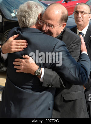 Washington, DC, USA. 21. Oktober 2014. U.S. Defense Secretary Chuck Hagel (L) umarmt Israels Verteidigungsminister Moshe Ya'alon bei seiner Ankunft im Pentagon in Washington, D.C., Hauptstadt der Vereinigten Staaten, 21. Oktober 2014. Bildnachweis: Bao Dandan/Xinhua/Alamy Live-Nachrichten Stockfoto