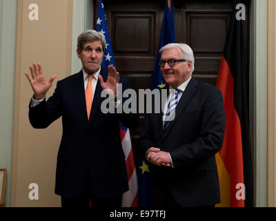 Berlin, Deutschland. 21. Oktober 2014. Frank-Walter Steinmeier empfängt den Außenminister der Vereinigten Staaten von Amerika, John F. Kerry. Mitten in der Diskussion, die bilateralen Beziehungen sowie aktuelle stehen außen- und sicherheitspolitische Fragen.Im Gästehaus des deutschen Auswärtigen Amtes am Tegeler See am 21. Oktober in Berlin, Deutschland. / Bild: John F. Kerry, U.S. Secretary Of State und der deutsche Außenminister Frank-Walter Steinmeier (SPD). Bildnachweis: Reynaldo Chaib Paganelli/Alamy Live-Nachrichten Stockfoto