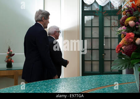 Berlin, Deutschland. 21. Oktober 2014. Frank-Walter Steinmeier empfängt den Außenminister der Vereinigten Staaten von Amerika, John F. Kerry. Mitten in der Diskussion, die bilateralen Beziehungen sowie aktuelle stehen außen- und sicherheitspolitische Fragen.Im Gästehaus des deutschen Auswärtigen Amtes am Tegeler See am 21. Oktober in Berlin, Deutschland. / Bild: John F. Kerry, U.S. Secretary Of State und der deutsche Außenminister Frank-Walter Steinmeier (SPD). Bildnachweis: Reynaldo Chaib Paganelli/Alamy Live-Nachrichten Stockfoto