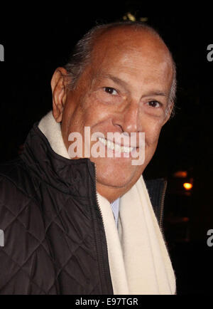 OSCAR DE LA RENTA (22. Juli 1932 - 20. Oktober 2014) war ein dominikanischer Mode-Designer. Geboren in Santo Domingo, Dominikanische Republik, wurde De La Renta International in den 1960er Jahren als eines der Modeschöpfer bekannt, J. Kennedy zu kleiden. Eine preisgekrönte Designer arbeitete er für Lanvin und Balmain; und seinem gleichnamigen Modehaus weiterhin führende Persönlichkeiten aus Filmstars Königsfamilie zu kleiden. Bild: 24. Oktober 2013 New York, New York, USA - Designer OSCAR DE LA RENTA ankommt, für die "One Night Only in New York" Armani Event und Armani Prive Mode am Super Pier gehaltenen zeigen 15. St. (Credit-Bild: Stockfoto