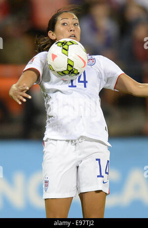 Washington, DC, USA. 20. Oktober 2014. 20141020: USA vorwärts Christen Press (14) spielt den Ball Weg von ihrem Körper in der ersten Hälfte gegen Haiti von einem CONCACAF Frauen WM-Qualifikationsspiel im RFK Stadium in Washington. © Chuck Myers/ZUMA Draht/Alamy Live-Nachrichten Stockfoto