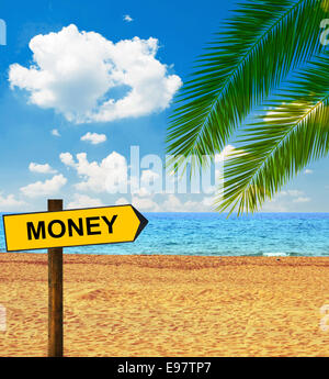 Tropischer Strand und Richtung Board sagen Geld Stockfoto