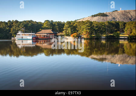 Herbst Sonnenaufgang Blick über den See im Stone Mountain Park in Atlanta, Georgia. USA. Stockfoto