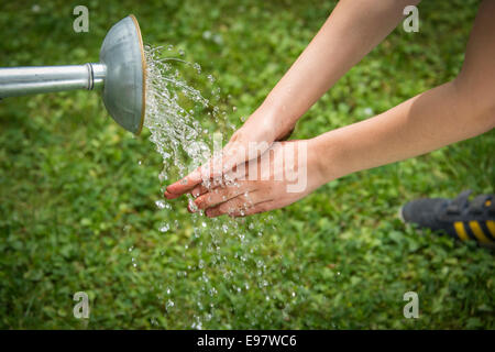 Mädchen, Gartenarbeit, Händewaschen, close-up Stockfoto