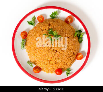 türkischer Bulgur-Pilaw mit Bulgar, oder Burghul, Weizen, Zwiebel, Paprika und Tomaten, machte dies ist ein fester Bestandteil der türkischen Küche. Stockfoto