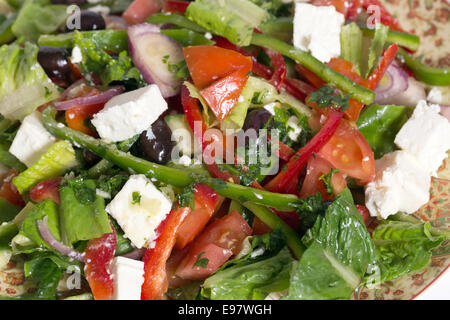 Traditionelle türkische Salat, warf mit Olivenöl und Kräutern Stockfoto