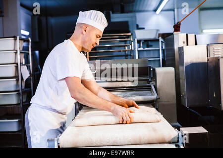 Kneten von Teig in Bäckerei Konditorei Stockfoto