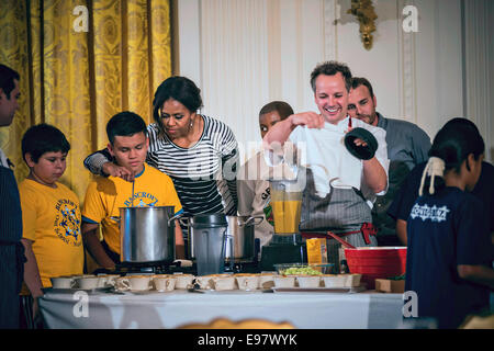 US-First Lady Michelle Obama, die hilft eine Mahlzeit aus produzieren geernteten aus dem weißen Haus Biogarten neben Studenten 14. Oktober 2014 in Washington, DC. In der Feier der Farm School Monat trat Studenten aus Arizona, Kalifornien und Ohio die First Lady in der Herbst-Ernte. Die Schulen wurden ausgewählt, weil sie in Farm School Programme teilnehmen, die frische, regionale Küche in ihre Schulspeisung zu integrieren, und sie unterrichten Schüler über gesunde Ernährung durch Schulgärten und Erziehung zur gesunden Ernährung. Stockfoto