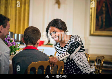 US-First Lady Michelle Obama spricht mit einem Schüler während einer Mahlzeit aus Produkten aus dem weißen Haus Biogarten 14. Oktober 2014 in Washington, DC geerntet. In der Feier der Farm School Monat trat Studenten aus Arizona, Kalifornien und Ohio die First Lady in der Herbst-Ernte. Stockfoto