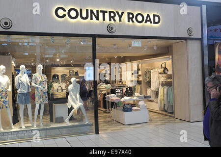 Sydney kingsford smith Flughafen Abflug Lounge Terminal 2 Halle Bereich Mit Geschäften und Restaurants Country Road Store New South wales ,Australien Stockfoto