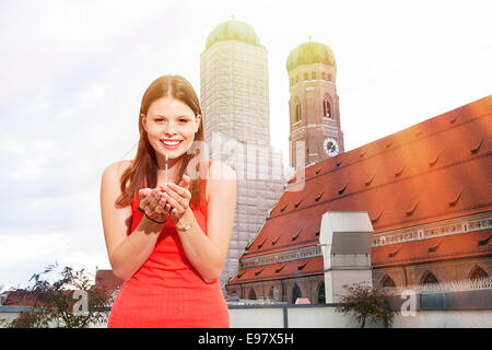 Junge Frau halten Kerze auf Dachterrasse, München, Bayern, Deutschland Stockfoto