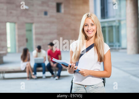 Porträt von Studentin, Gruppe von Studenten im Hintergrund Stockfoto