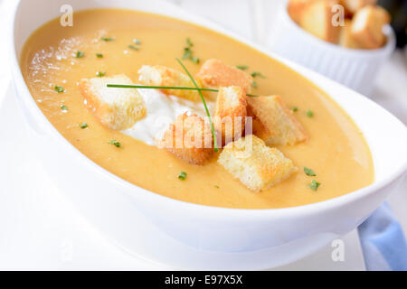 Cremige Suppe mit Croûtons in Schüssel weiß, selektiven Fokus Stockfoto