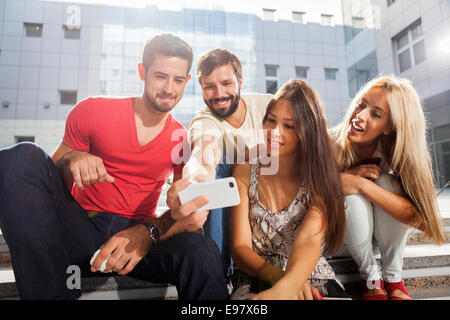 Gruppe von Studenten, die ein Selbstporträt mit Smartphone Stockfoto