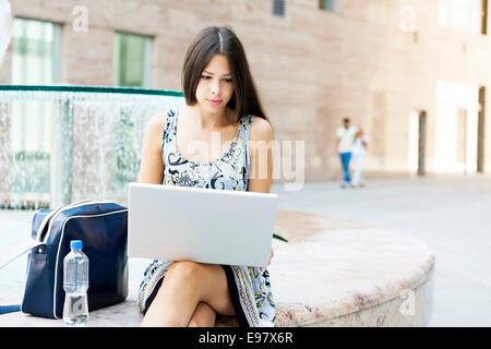 Studentin mit Laptop auf dem Campus-Gelände Stockfoto