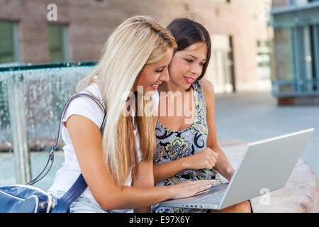 Zwei Studentinnen mit Laptop zusammen Stockfoto