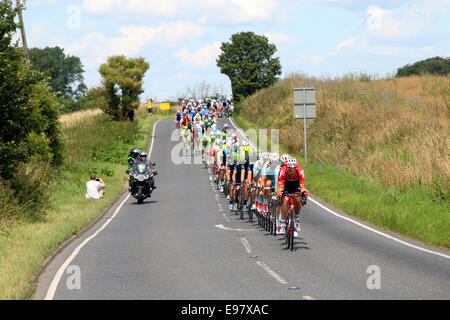 Tour de France 2014 Stufe 3, Cambridge, London.  Das Hauptfeld, unter der Leitung von Lars Bak, Köpfe in Richtung der Stadt Saffron Walden. Stockfoto