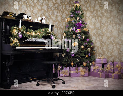 Vintage Zimmer mit schwarzen Klavier, Weihnachtsbaum, Kerzen, Geschenke oder Geschenke und Dekoration Stockfoto