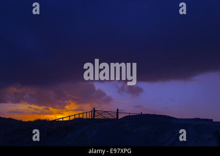 Tor am Weybourne gegen die untergehende Sonne Norfolk Stockfoto