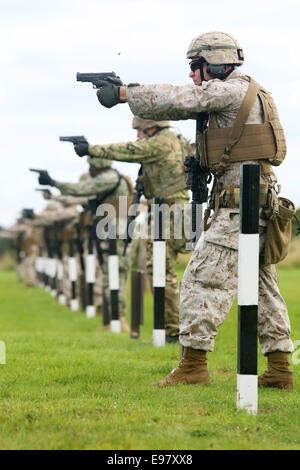 Amerikanische und britische Marines und Matrosen führen vielfältige Leben Feuer Stockfoto