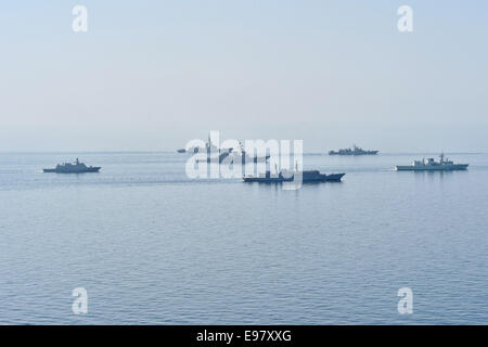 Schiffe aus verschiedenen Ländern Dampf in der Formation während Sea Breeze 2014 im Schwarzen Meer Stockfoto