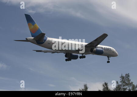 Eine Thomas Cook Boeing 757-200, kommen, um zu landen. Stockfoto