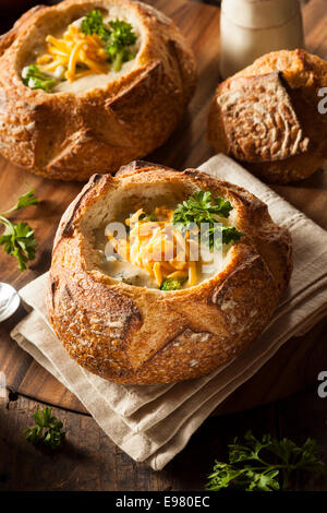 Hausgemachte Brokkoli und Cheddar-Suppe in einer Brotschale Stockfoto