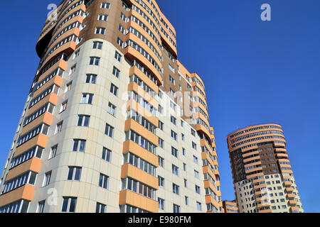 Neue Wohn-Wolkenkratzer auf Gagarin-Straße. Kaliningrad, Russland Stockfoto