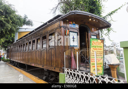 Roadside Café oder ein Restaurant in einem umgebauten, alten hölzernen Eisenbahn, Stadtteil Barranco, Lima, Peru wiederhergestellt Stockfoto