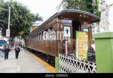 Am Straßenrand Café oder Restaurant in einem umgebauten, restaurierten alten hölzernen Eisenbahnwagen, Barranco, Lima, Peru Stockfoto