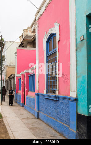 Bunte, bunten lokalen Reihenhäuser und Gebäude in einer Straße in Barranco, einem Vorort von Lima, Peru Stockfoto