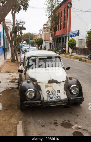 Verfallene schwarzen und weißen VW Käfer Auto in einer Straße in Barranco, Lima, Peru Stockfoto