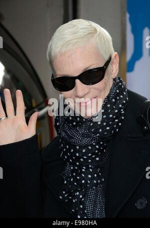 New York, NY, USA. 21. Oktober 2014. Annie Lennox unterwegs für Promi-Schnappschüsse - di, New York, NY 21. Oktober 2014. Bildnachweis: Derek Sturm/Everett Collection/Alamy Live-Nachrichten Stockfoto