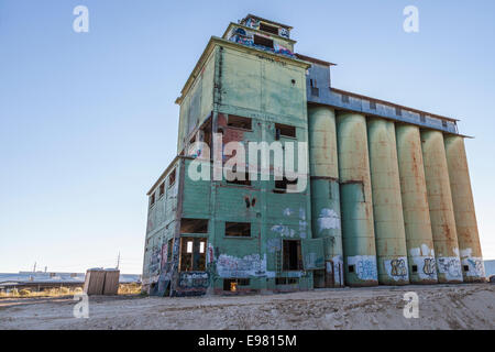 Aufgegeben von Getreidesilos am großen Tex Getreide-Standort in San Antonio. Silos sind für gemischte Nutzung Kunst und Entertainment-Center umgebaut. Stockfoto