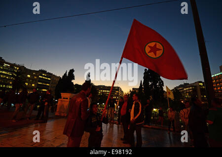 Athen, Griechenland. 21. Oktober 2014. Ein kleiner Junge hält einen riesigen kurdischen Flagge. Kurden, die in Athen Leben organisiert eine Demonstration zur Unterstützung des kurdischen Volkes in Kobane Stadt von Nord-Irak gegen die Aufständischen ISIS. Bildnachweis: George Panagakis/Pacific Press/Alamy Live-Nachrichten Stockfoto