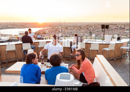 Modisch junge Frauen in NuTeras Dachterrasse mit Bar und Restaurant mit Blick auf den Bosporus, Beyoglu, Istanbul, Türkei Stockfoto