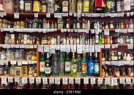 Große Auswahl an alkoholischen Getränken im Gerry's Wine & Spirits in Old Compton Street, Soho, London, Großbritannien Stockfoto