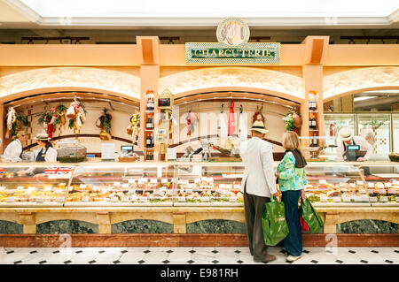 Wurstwaren in Harrods Food Hall, London, England, Großbritannien Stockfoto