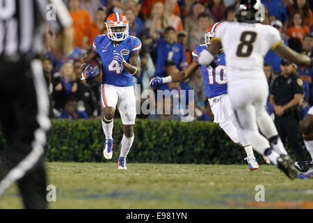 18. Oktober 2014 - Gainesville, Florida, USA - Florida Gators Wide Receiver, die Andre Debose (4) einen Punt läuft im zweiten Quartal des Spiels zwischen den Florida Gators und Missouri Tigers bei Ben Hill Griffin Stadium zurück. (Kredit-Bild: © Eve Edelheit/Tampa Bay Times/ZUMAPRESS.com) Stockfoto