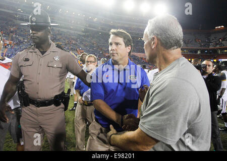 18. Oktober 2014 - Gainesville, Florida, USA - Florida Gators Cheftrainer Will Muschamp abseits des Feldes nach dem Spiel zwischen den Florida Gators und Missouri Tigers bei Ben Hill Griffin Stadium geht. (Kredit-Bild: © Eve Edelheit/Tampa Bay Times/ZUMAPRESS.com) Stockfoto