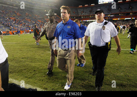 18. Oktober 2014 - Gainesville, Florida, USA - Florida Gators Cheftrainer Will Muschamp abseits des Feldes nach dem Spiel zwischen den Florida Gators und Missouri Tigers bei Ben Hill Griffin Stadium geht. (Kredit-Bild: © Eve Edelheit/Tampa Bay Times/ZUMAPRESS.com) Stockfoto