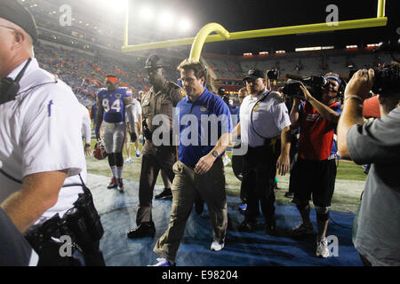 18. Oktober 2014 - Gainesville, Florida, USA - Florida Gators Cheftrainer Will Muschamp abseits des Feldes nach dem Spiel zwischen den Florida Gators und Missouri Tigers bei Ben Hill Griffin Stadium geht. (Kredit-Bild: © Eve Edelheit/Tampa Bay Times/ZUMAPRESS.com) Stockfoto