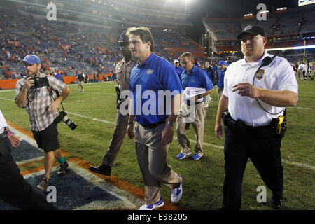 18. Oktober 2014 - Gainesville, Florida, USA - Florida Gators Cheftrainer Will Muschamp abseits des Feldes nach dem Spiel zwischen den Florida Gators und Missouri Tigers bei Ben Hill Griffin Stadium geht. (Kredit-Bild: © Eve Edelheit/Tampa Bay Times/ZUMAPRESS.com) Stockfoto