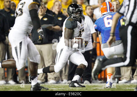 18. Oktober 2014 läuft - Gainesville, Florida, USA - Missouri Tigers Quarterback Colby Carpenter (12) der Ball über das Feld für einen Touchdown im vierten Quartal des Spiels zwischen den Florida Gators und Missouri Tigers bei Ben Hill Griffin Stadium. (Kredit-Bild: © Eve Edelheit/Tampa Bay Times/ZUMAPRESS.com) Stockfoto