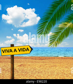 Tropischer Strand und Richtung Board sagen VIVA A VIDA Stockfoto
