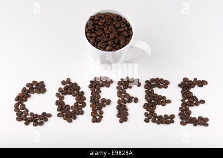 Kaffeebohnen, die Rechtschreibung, das Wort Kaffee und volle Tasse Stockfoto