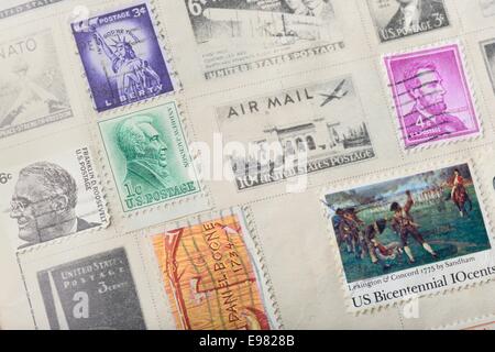 Briefmarken aus den Vereinigten Staaten von Amerika auf Albumseite. Stockfoto