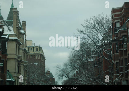 Blick auf die Spitzen der Backstein-Steinen auf einem Boston Street während einem bewölkten Wintertag. Stockfoto